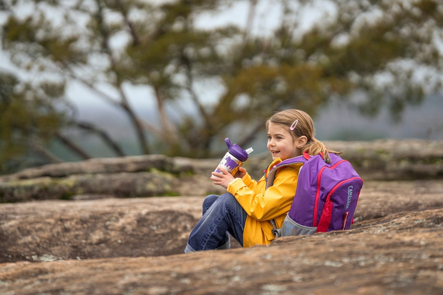 dziecko pije z kubka termicznego camelbak eddy kids