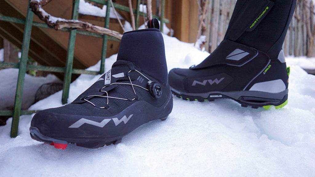 Zimowe buty rowerowe na śniegu