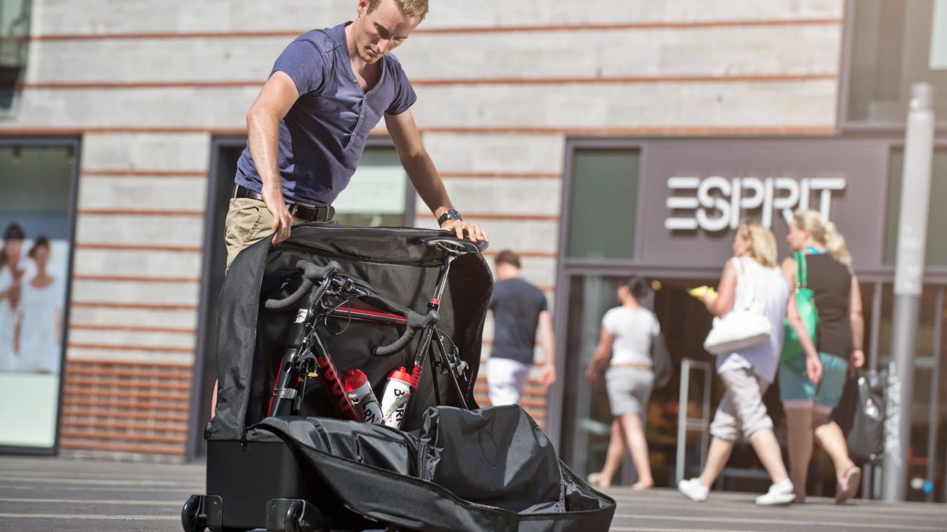 Rower spakowany w walizkę transportową na rower