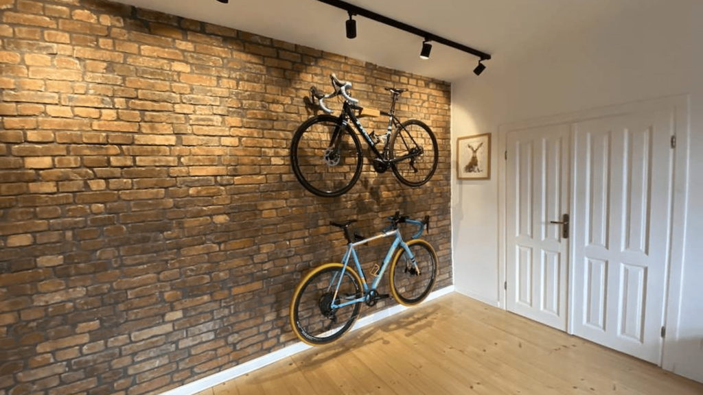 Wieszaki rowerowe zamontowane na ścianie