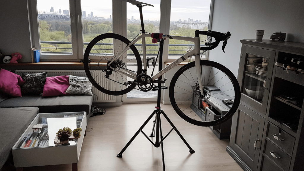Wieszak na rower z zamontowanym rowerem w pokoju