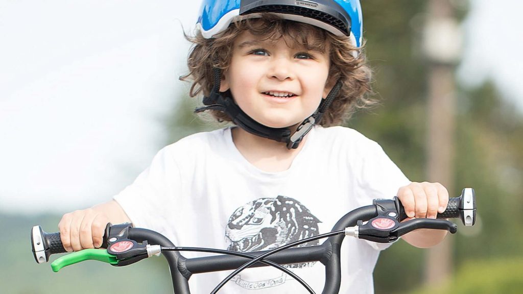 Dziecięcy kask rowerowy chroni głowę przy upadkach