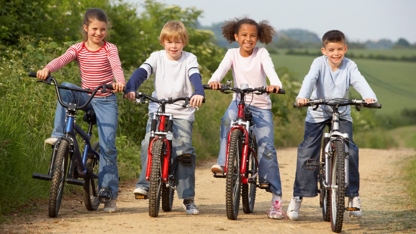 dzieci jadące na rowerach junior