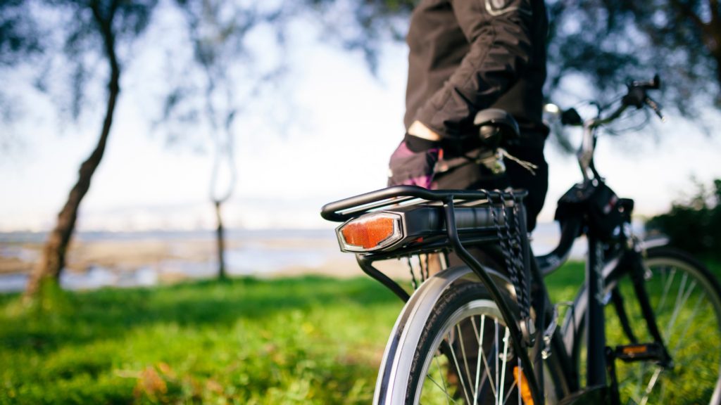 Rower elektryczny z baterią na bagażniku