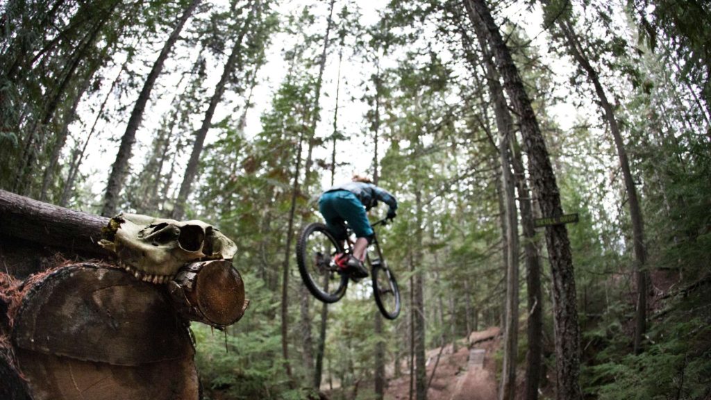 Skakanie na hopkach na rowerze enduro