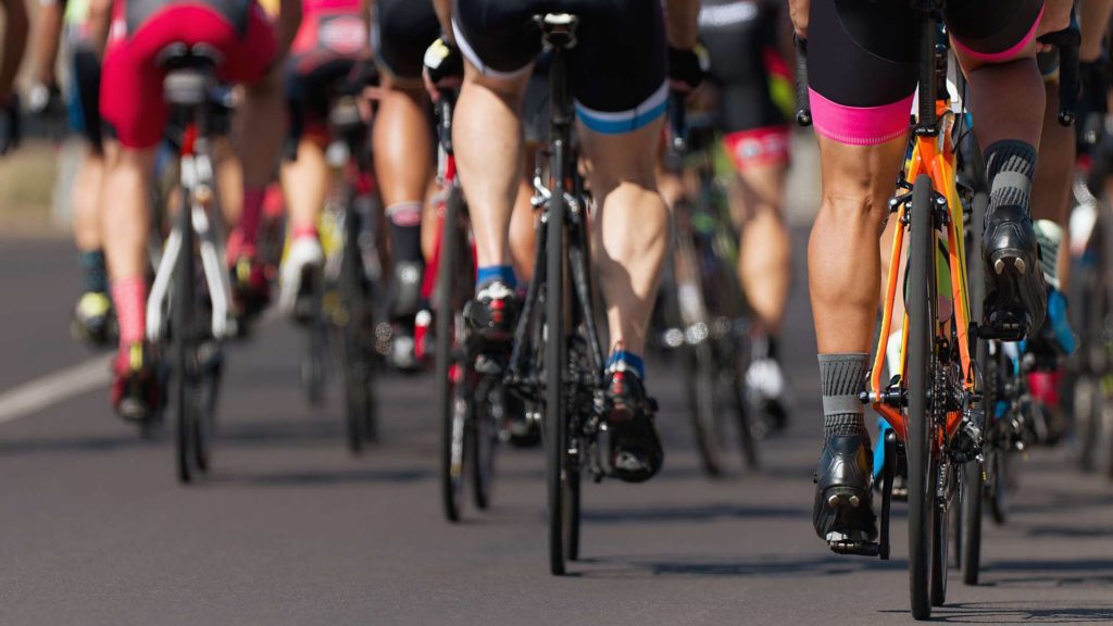 Dzięki jeździe na rowerze możemy wzmocnić swoje ciała i zbudować masę mięśniową